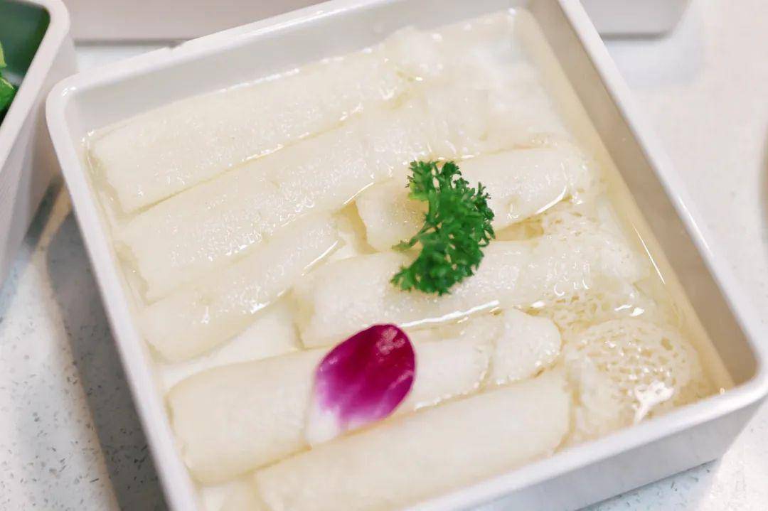 里面包裹的虾滑也是鲜甜q弹~ 在能喝汤的火锅里,二九总要点上一份竹荪