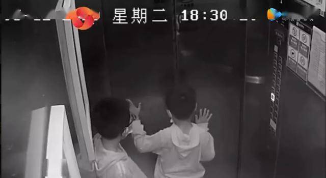 动图惊魂!两男童电梯里闯祸,一人仅靠头部支撑