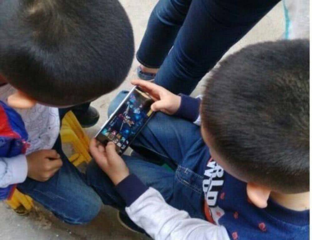 小学生哭了,王者荣耀史上最严防沉迷来袭,每天只能玩一个小时,这回真