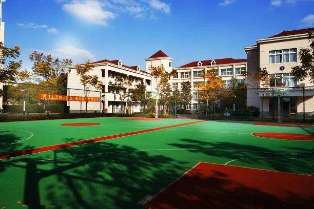 交通便利,地处g60科创走廊核心区域,紧邻上海临港松江科技城,学生就业