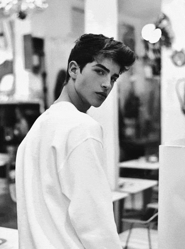 拜托,现在流行背影杀!