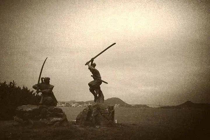 岩流岛今日纪念两大剑客决斗的雕像岩流岛一战,大多数人都将注意力