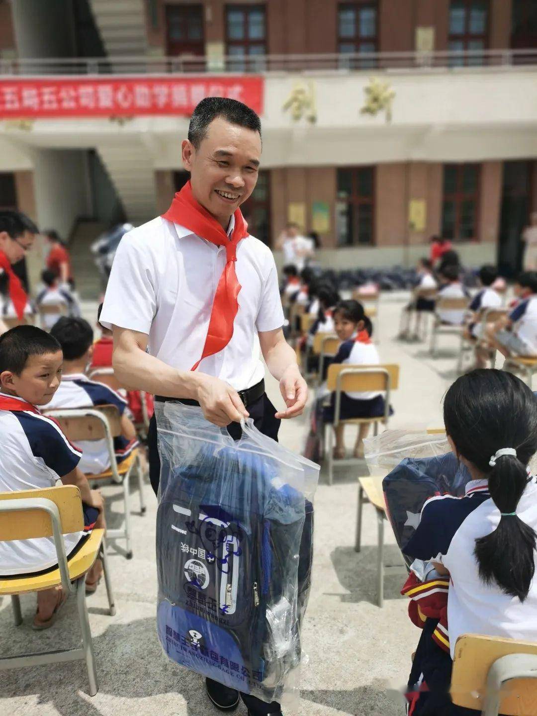 随后,五公司党委书记,执行董事张银富一行前往外沙