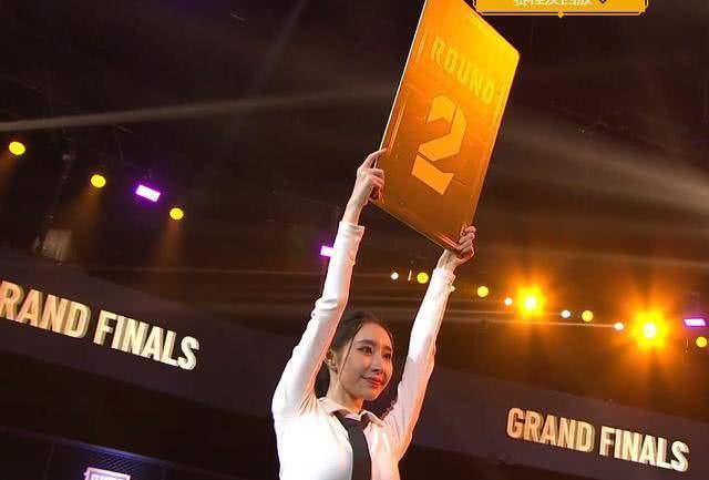 虎牙天命杯举牌女郎彻底火了明明包裹很严实却成功抢镜让人心动