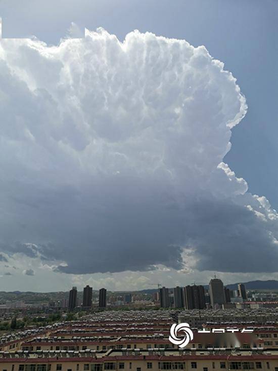 精致甘肃平凉遭遇强对流天空惊现水墨云