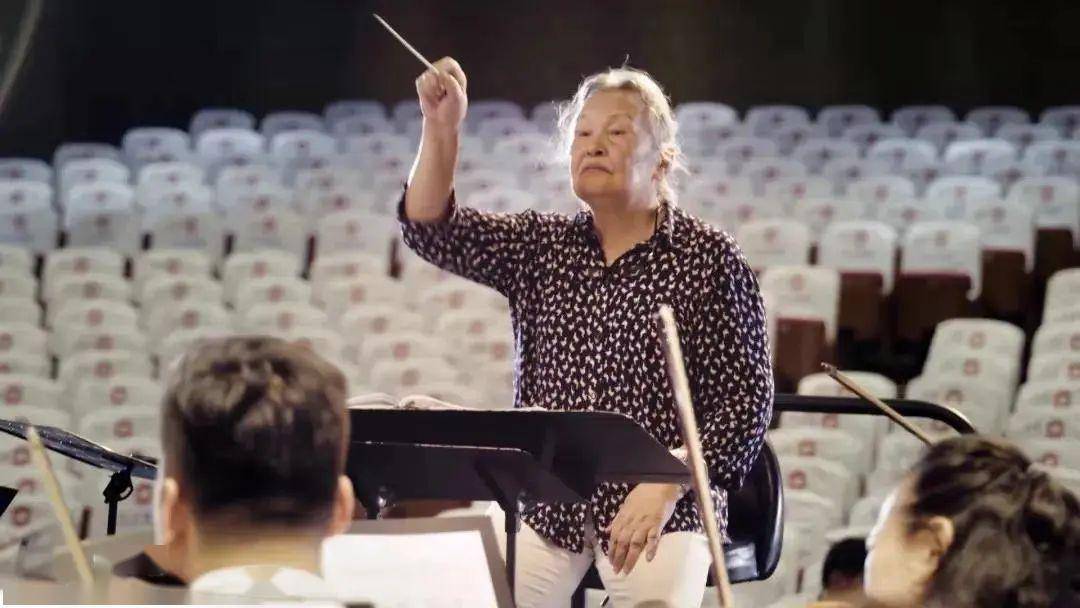 校友人物央视纪录片不老人生之郑小瑛新中国第一位交响乐女指挥家