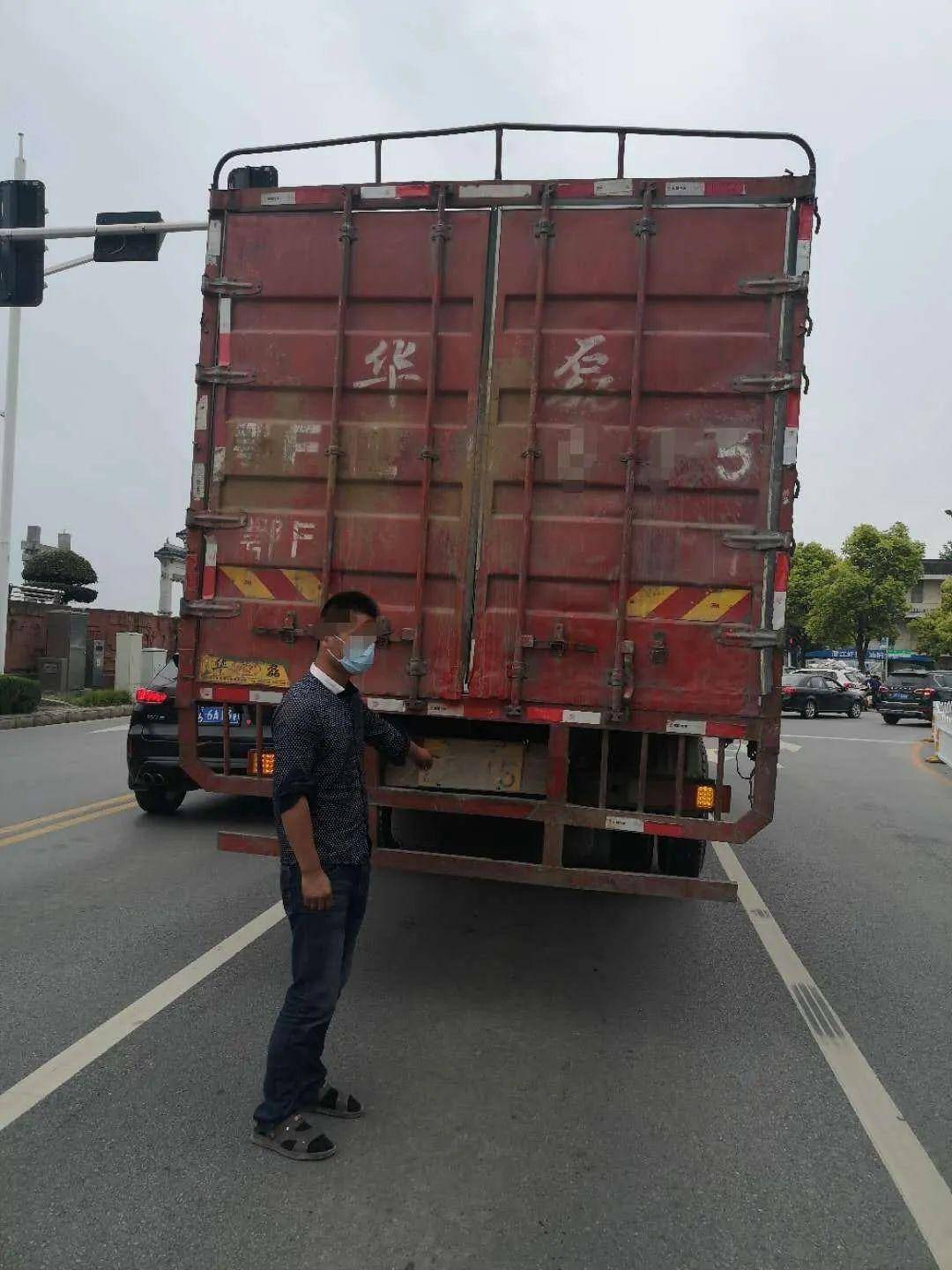 经查司机张某持有b2驾驶证所驾大货车未办理市区道路通行证违反