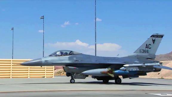 美军出动多架f16战斗机满载武器装备滑跑待飞