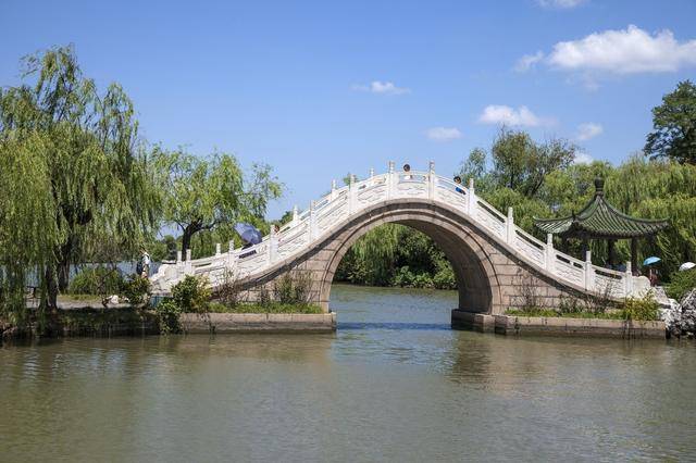 廿四桥为单孔拱桥,汉白玉栏杆,如玉带飘逸,似霓虹卧波.