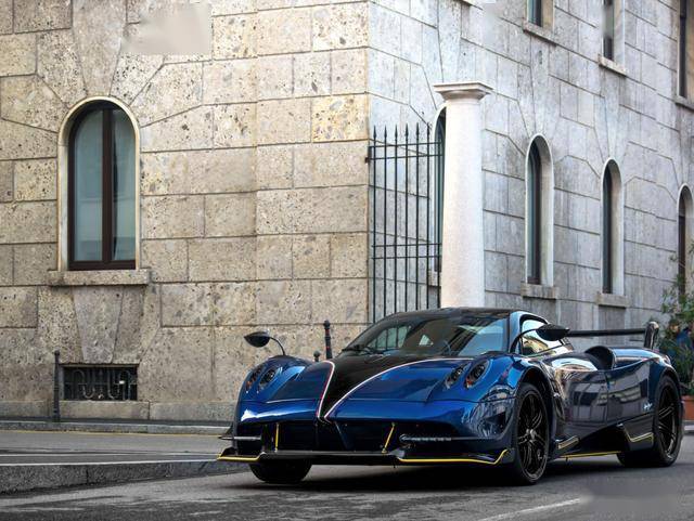 张康阳的帕加尼全球20台挂瑞士车牌26岁就开上了