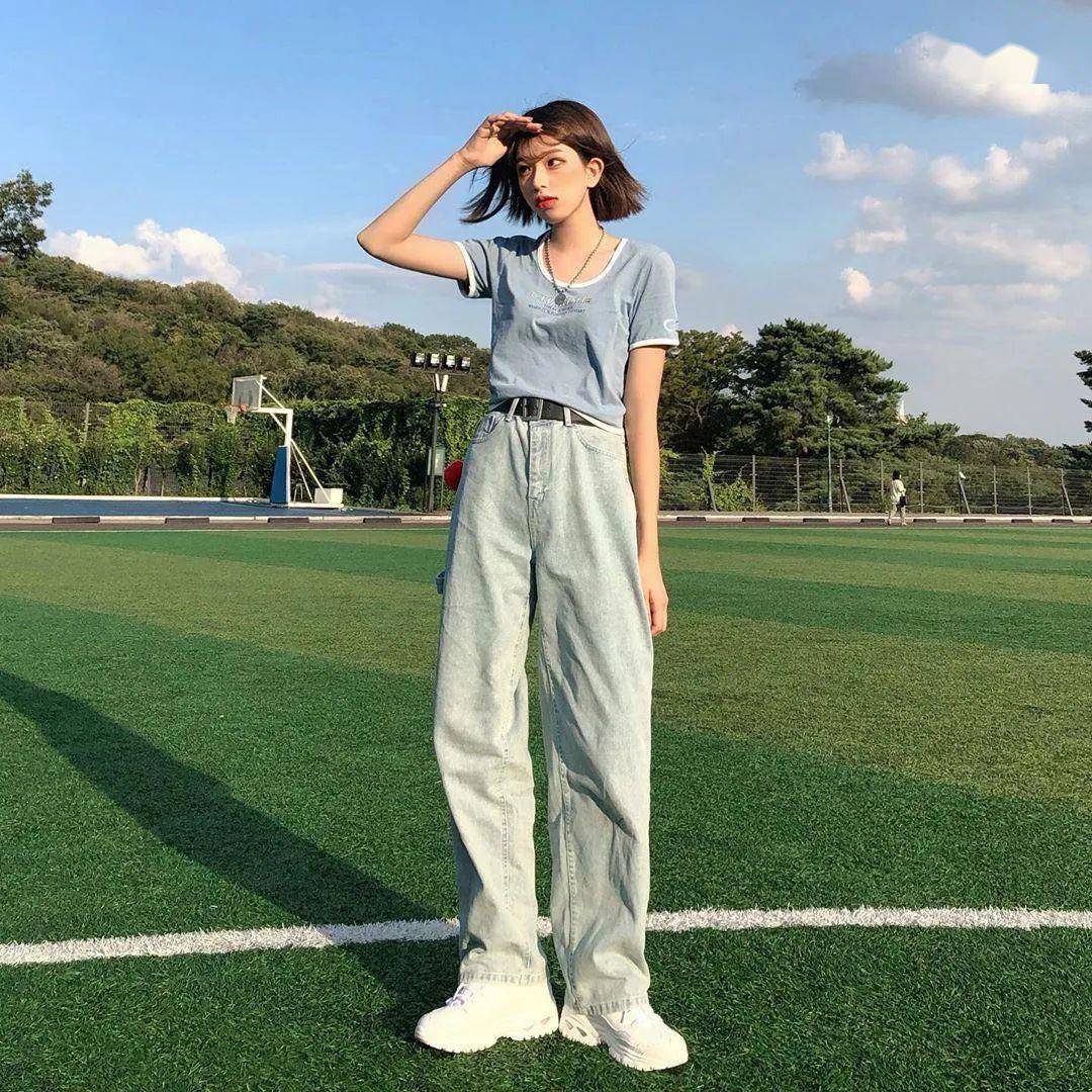 我的小伙伴属于 骨架小的娇小女生, 一字领是她日常搭配不可或缺的单