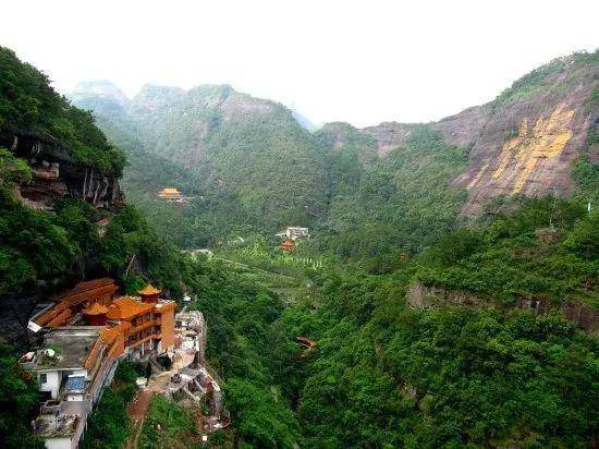 都嶠山風景區:都嶠山,又稱南山,蕭韶山,位於容縣容州鎮,石寨鄉,楊梅鎮