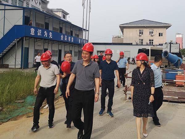 5月17日下午,湖口县委副书记,县长江训开深入湖口县中医医院进行调研.