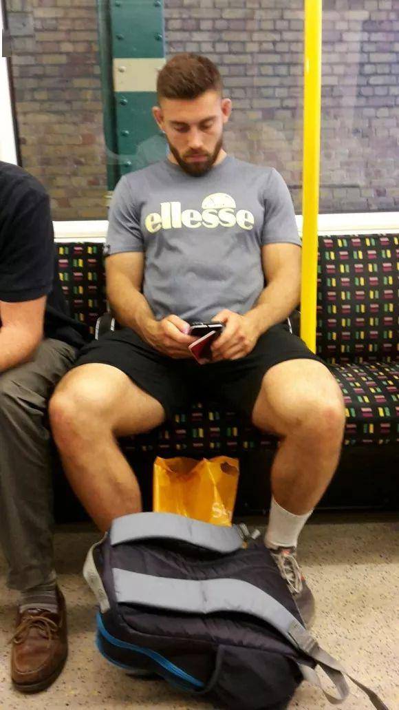 没有刻意的造型和摆拍,  但好身材让他的魅力爆棚.