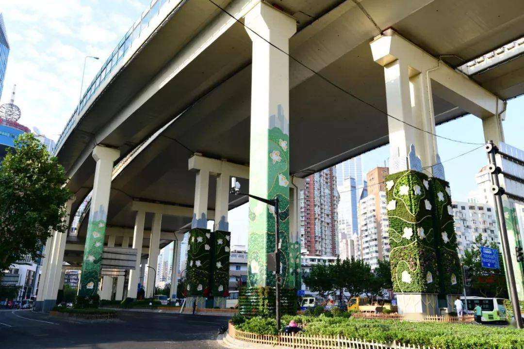 全市累计建成立体绿化总量约432万平方米,高架花路