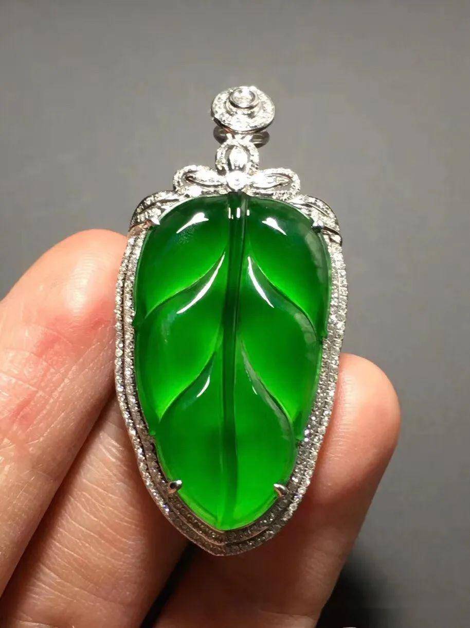 翡翠欣赏丨冰种正阳绿佛公吊坠五位数