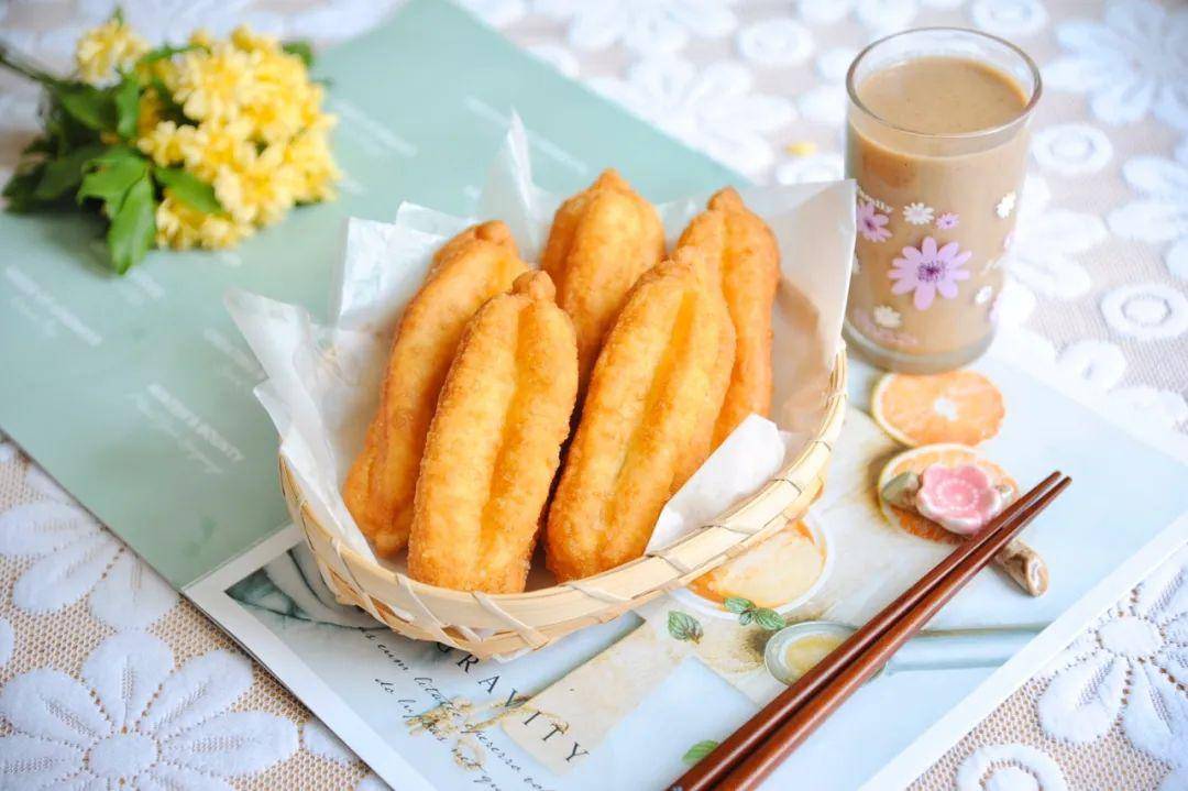 早餐食谱甜美豆浆油条的做法