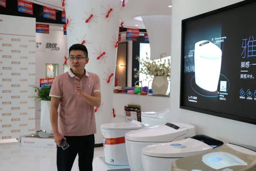统用盈基金运营总监陈伟坚亲临直播间,感谢广大客户对统用卫厨的支持