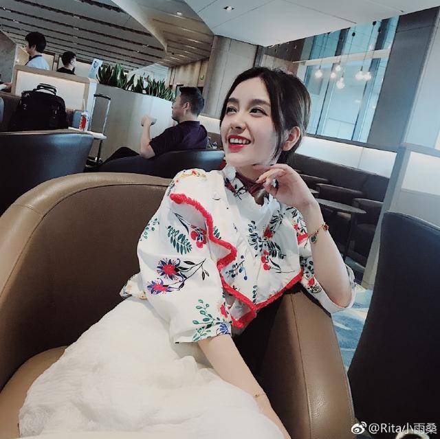 rita发布澳门近照兰花指尽显气质网友余霜你变漂亮了