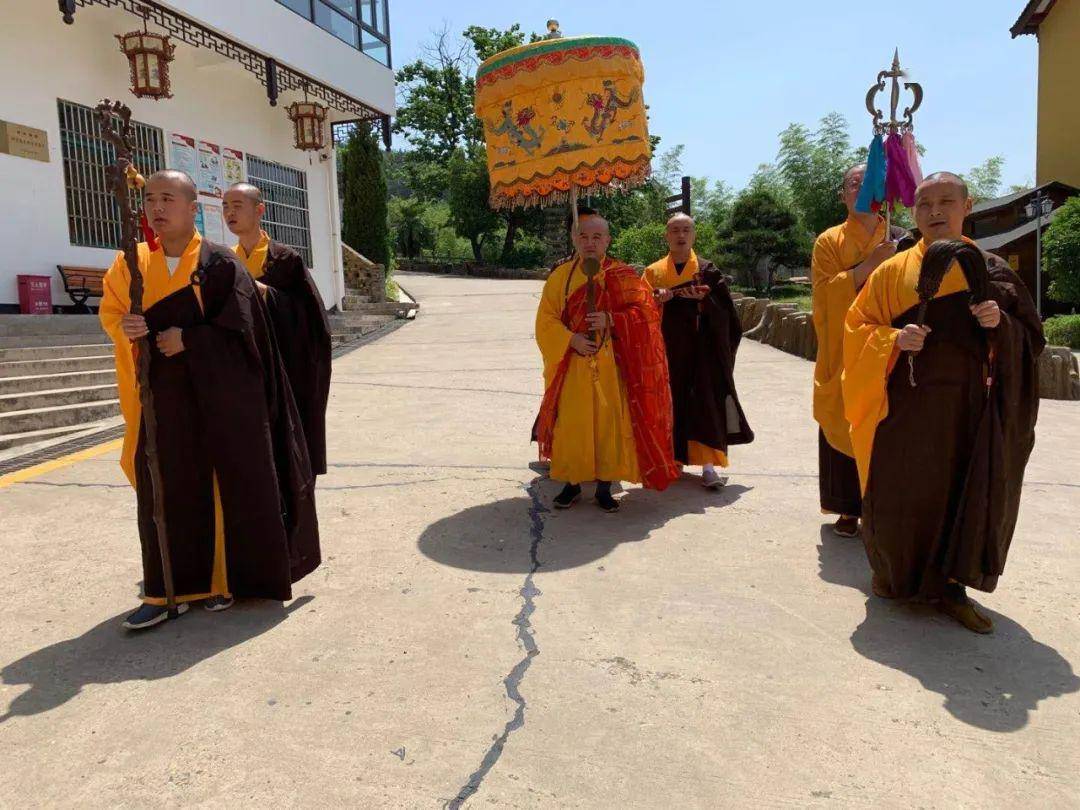 恭请宏觉寺住持开封法师上堂宣扬妙法.祈愿