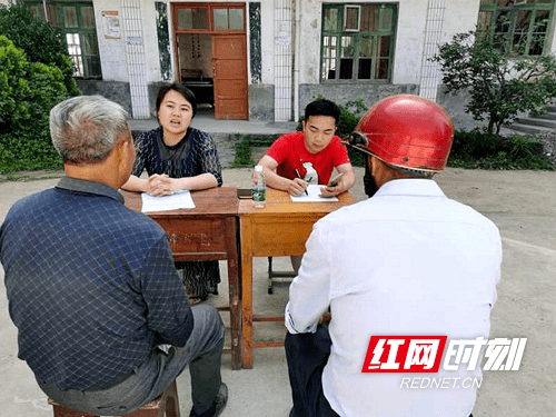 隆回金石桥镇:百姓家门口"板凳接访"获称赞