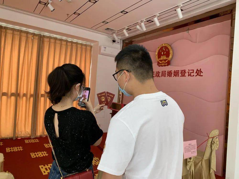 520婚姻登记潮来了现场甜齁蓬江区134对新人领证