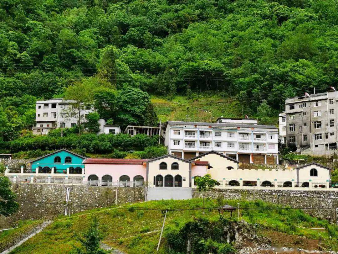 城口沿河乡"鸡窝地巴掌田"上建起五彩幼儿园