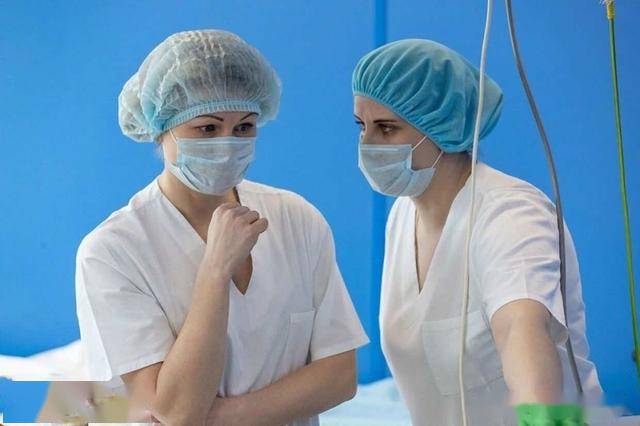 病人满意,网民兴奋,卫生部头疼:俄罗斯女护士穿透明装照顾病人