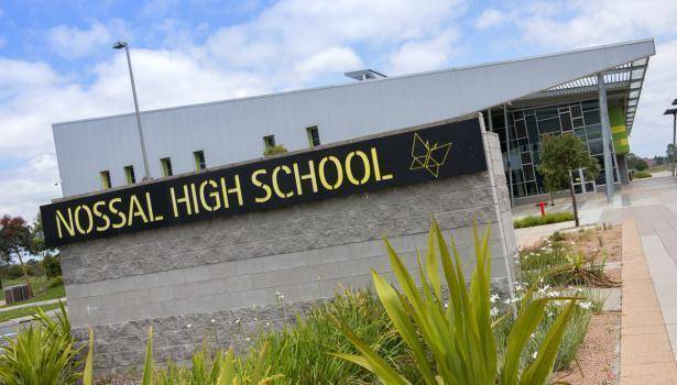 澳大利亚校长与学生打赌惨败染粉色头发示众却受全校尊重