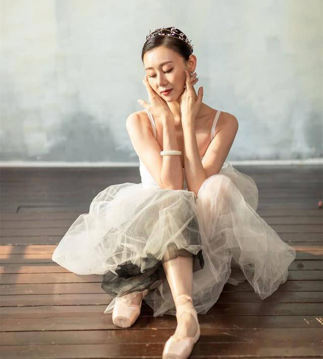 而让很多网友兴奋不已的是,在这次直播里,范志毅的妻子张梦瑾也有露脸