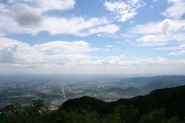 入夜,在玫瑰谷赏花坪居高临下,北安河北清路尽收眼底.