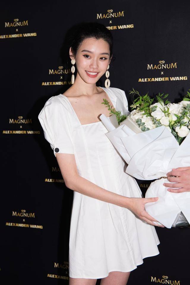 奚梦瑶手捧鲜花,笑容灿烂人比花娇