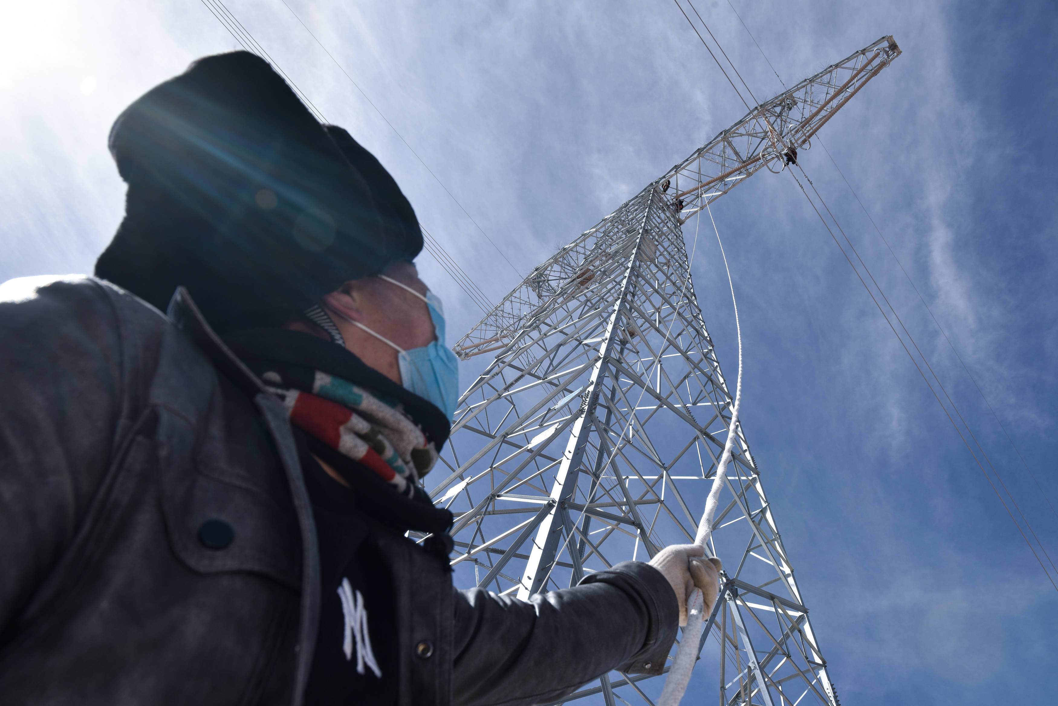 "电力天路"上的光明使者