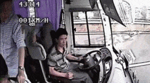 攀枝花交警用实验告诉你,系上一根安全带有多重要_手机搜狐网