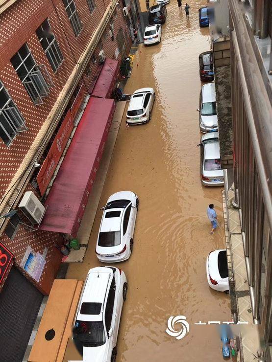 广州遭遇暴雨致水浸街 交通堵塞