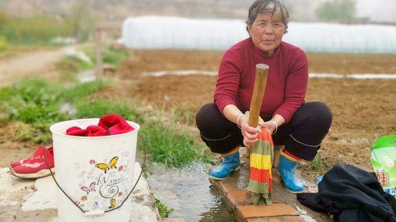 陕西农村大妈洗衣方式自称比洗衣机好看看她怎样洗衣服