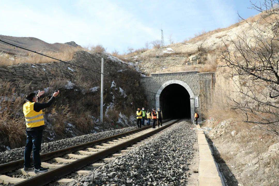 铁路沿线有"小黄人"出动!_赤峰