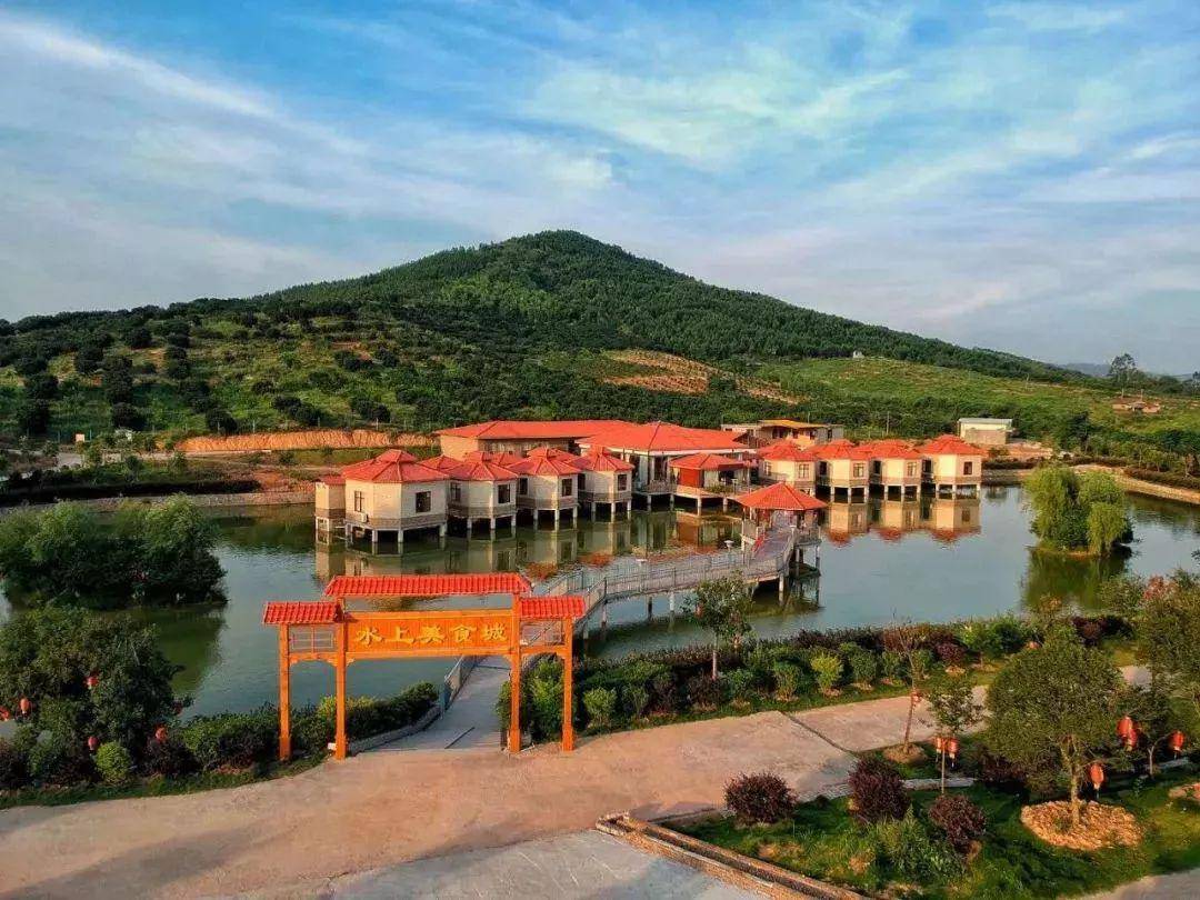 悦诚度假山庄亮点三:钟叔黑糯米酒传承人在直播中互动介绍非遗产品