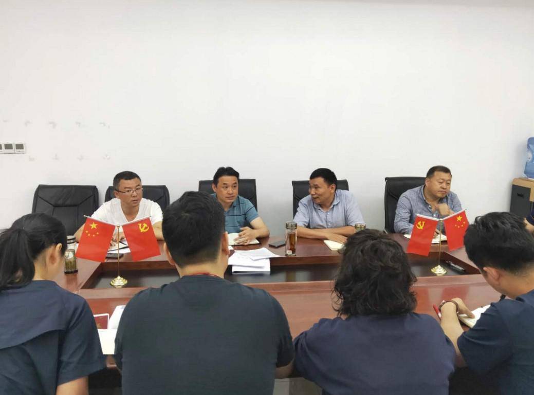 调研中,温亚洲认真听取了