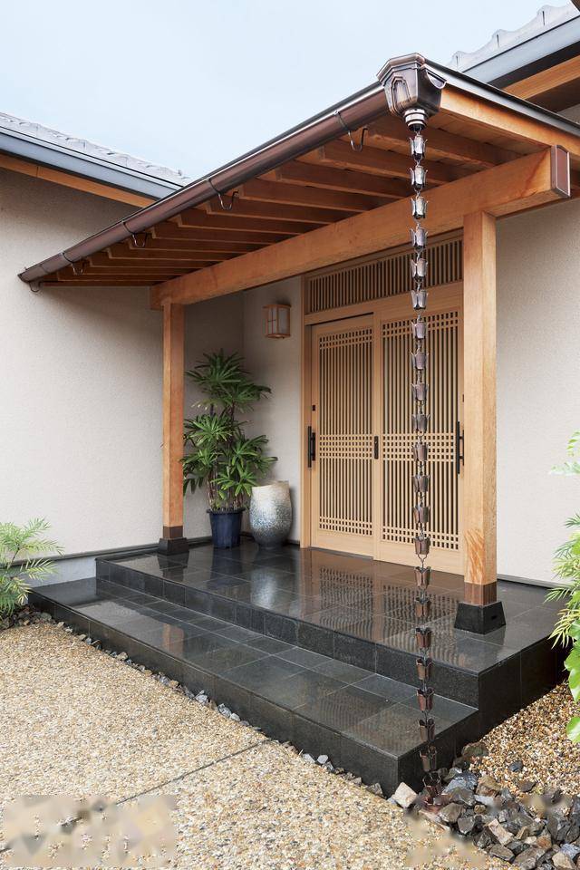 学学国外别装雨水管了,鹅卵石串成雨链挂屋檐下,流水哗哗有意境