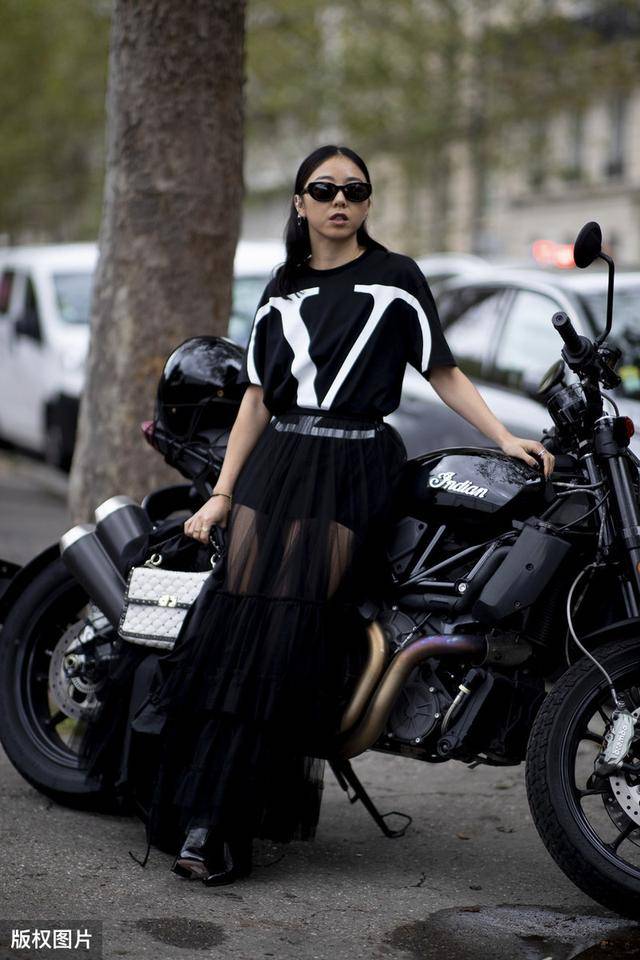 夏天想要清凉性感,尺度把握不好?透视纱裙给你若有似无的美