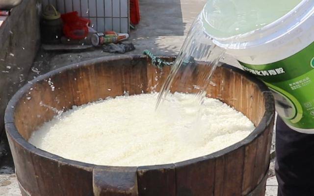 教你米酒的酿造方法,传统祖传老配方,酒水清澈甘甜,酒香味浓郁