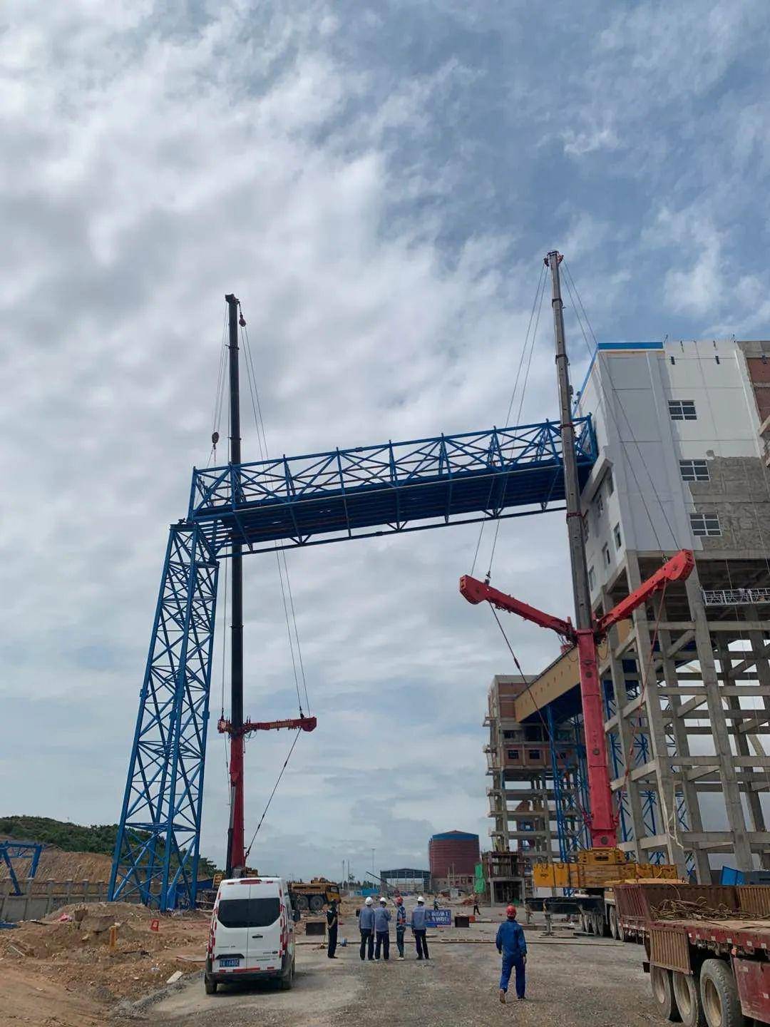 铝土矿输送系统4#皮带廊首吊圆满完成