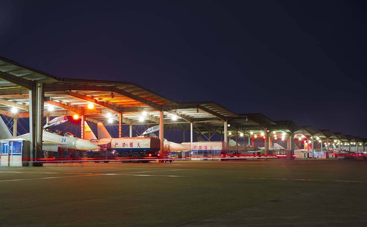 东部战区海军航空兵某旅组织多机型跨昼夜飞行训练