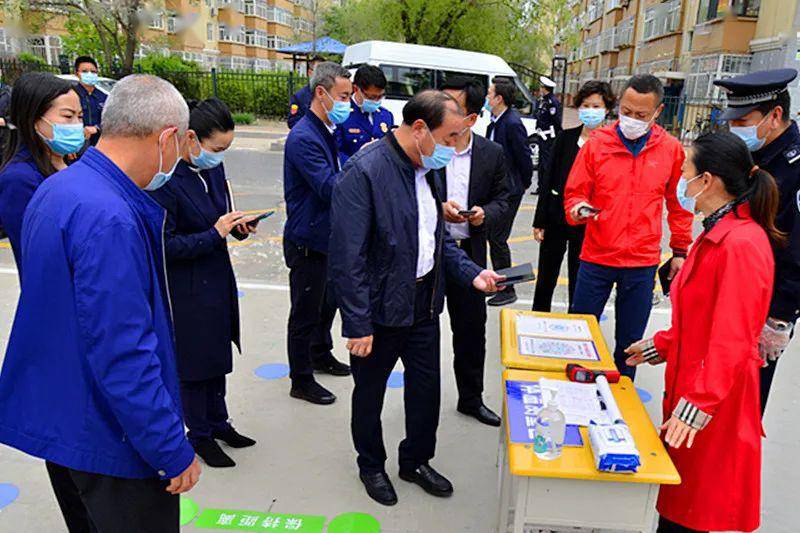 入校前5月22日下午,萨尔图区区委书记丁喜富,常务副区长黄远志等领导
