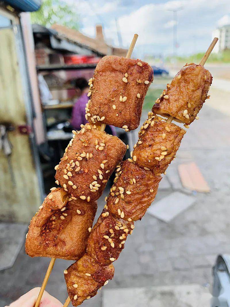 洁白的肉露了出来 边走边吃,就是鸡排的正确打开方式 炸鱼豆腐/鱼肉卷