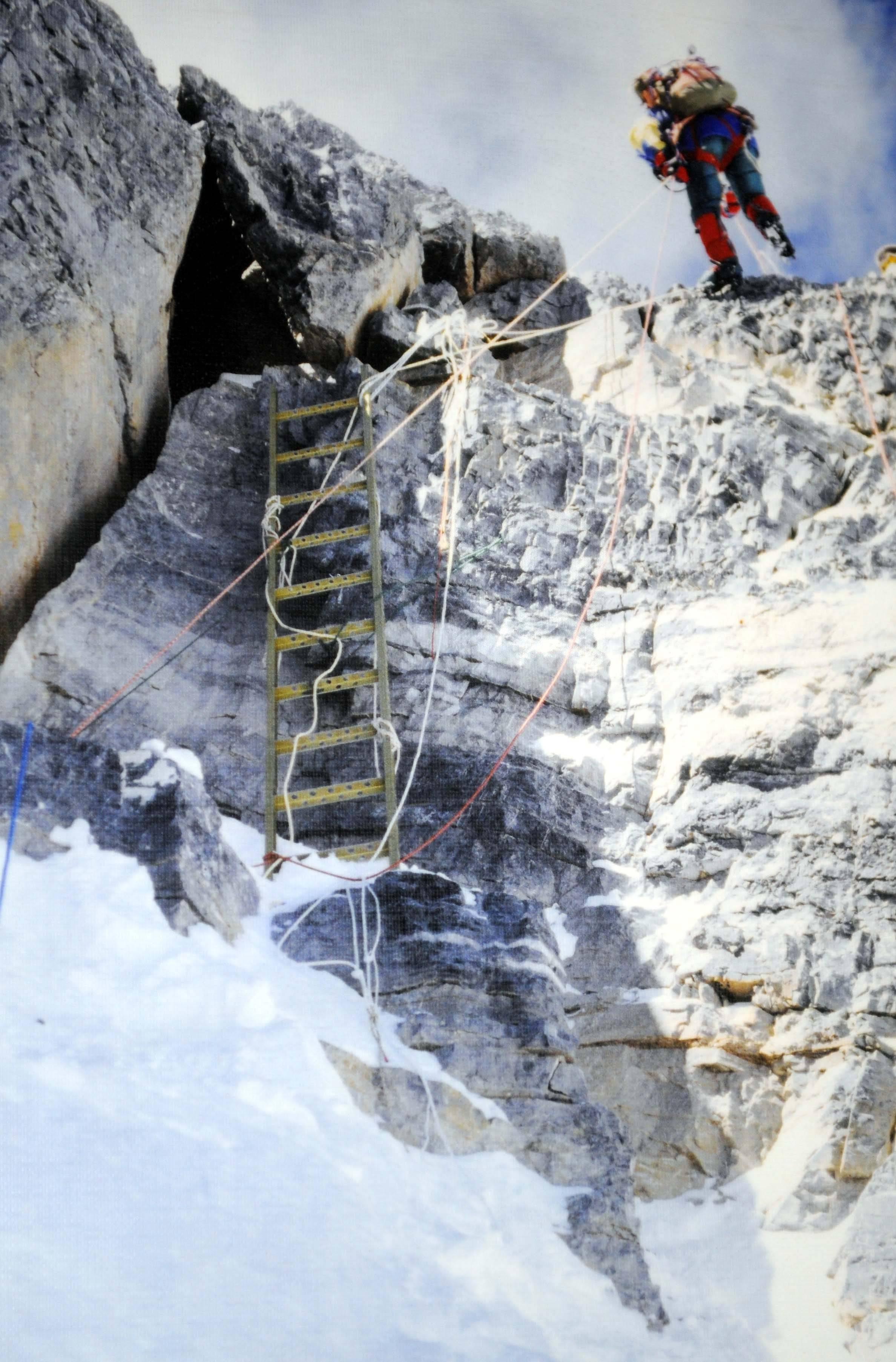 这是2008年5月27日,登山队员通过架设在海拔8700米珠峰第二台阶的"
