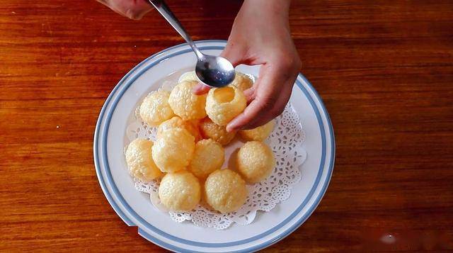 第一次尝试油炸印度空心球,搭配自制蘸水,外酥里软,口感丰富