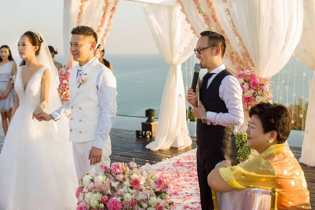 在泰国普吉岛&中国三亚主持婚礼在国内各地为新人主持他们的婚礼主持