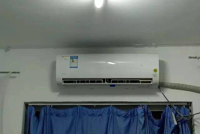 西北工业大学  西工大宿舍为上床下桌的4人间,有空调和暖气.